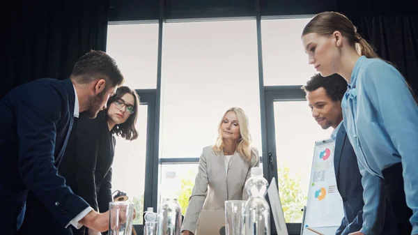 Laag Gezichtspunt Van Interraciale Zakenmensen Staan Tijdens Discussie Vergaderzaal — Stockfoto