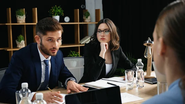 Νεαρός Επιχειρηματίας Που Συνομιλεί Συναδέλφους Κατά Διάρκεια Συνεδρίασης Στο Γραφείο — Φωτογραφία Αρχείου