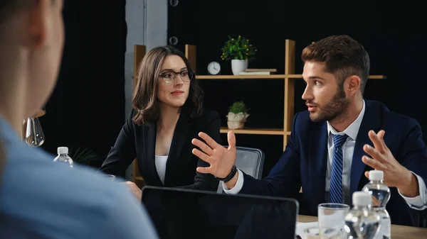 Homem Vestuário Formal Gesticulando Enquanto Conversa Com Colegas Reunião Negócios — Fotografia de Stock