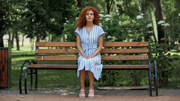 Longitud Completa Mujer Pelirroja Vestido Rayas Azules Sentado Banco Parque —  Fotos de Stock