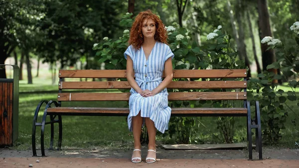 Volle Länge Der Nachdenklichen Rothaarige Frau Kleid Sitzt Auf Bank — Stockfoto