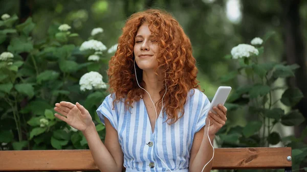 Alegre Pelirroja Escuchando Música Auriculares Usando Smartphone Parque — Foto de Stock