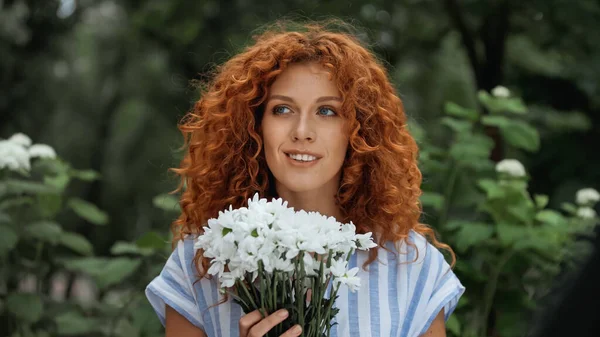 Wesoły Ruda Kobieta Gospodarstwa Bukiet Białych Kwiatów — Zdjęcie stockowe