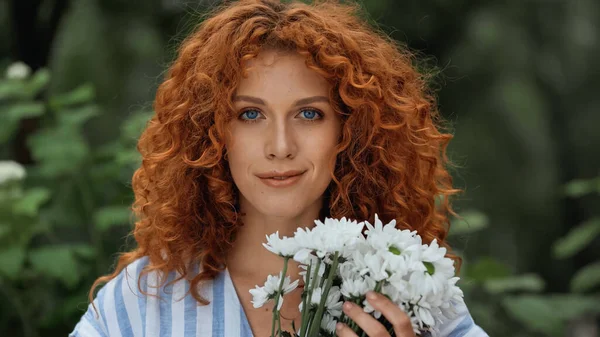 Göndör Vörös Hajú Kék Szemekkel Gazdaság Csokor Fehér Virágok — Stock Fotó