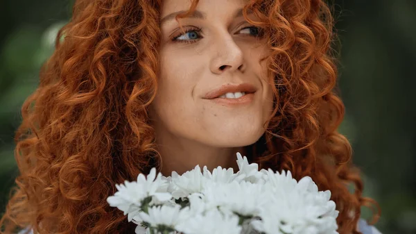 Primer Plano Mujer Pelirroja Feliz Cerca Flores Blancas —  Fotos de Stock