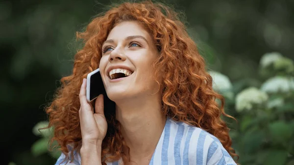 Mujer Joven Feliz Con Pelo Rojo Riendo Mientras Habla Teléfono —  Fotos de Stock