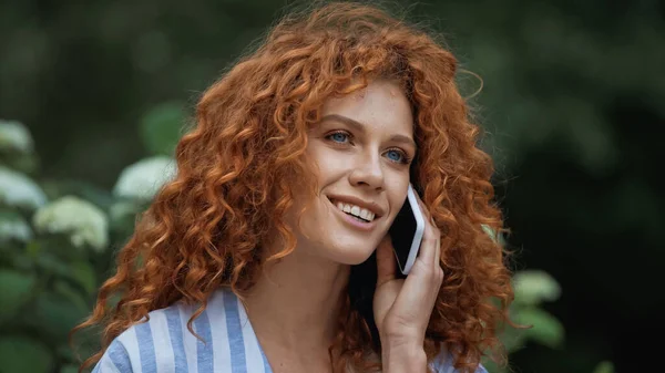 Alegre Joven Con Pelo Rojo Hablando Teléfono Inteligente —  Fotos de Stock