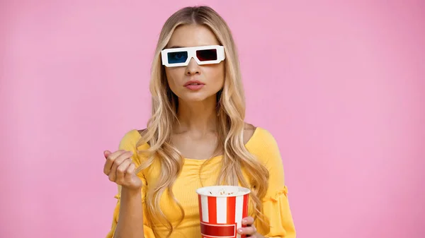 Blond Kvinna Glasögon Som Håller Popcorn Isolerad Rosa — Stockfoto