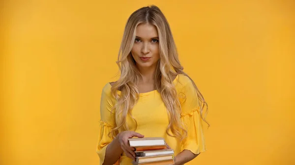 Mulher Loira Olhando Para Câmera Enquanto Segura Livros Isolados Amarelo — Fotografia de Stock