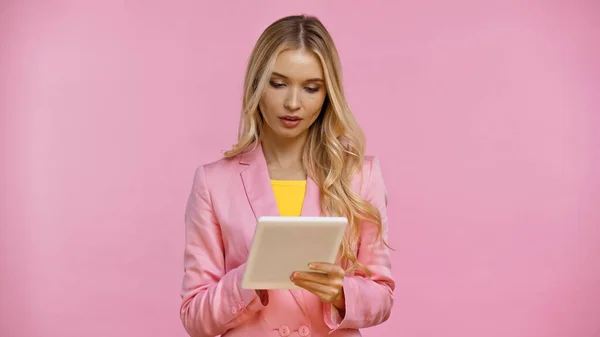 Mujer Rubia Con Chaqueta Usando Tableta Digital Aislada Rosa — Foto de Stock