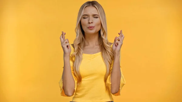 Mulher Loira Blusa Cruzando Dedos Isolados Amarelo — Fotografia de Stock