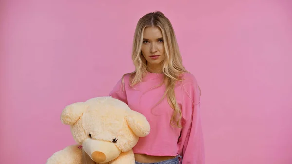 Blond Kvinna Tröja Håller Nalle Isolerad Rosa — Stockfoto