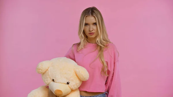 Mujer Rubia Sudadera Sosteniendo Osito Peluche Aislado Rosa — Foto de Stock