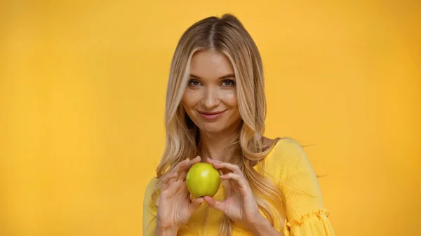 Leende Blond Kvinna Som Håller Färskt Äpple Isolerat Gul — Stockfoto