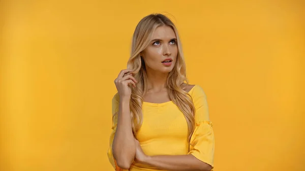 Pensive Blonde Woman Touching Hair Isolated Yellow — Stock Photo, Image