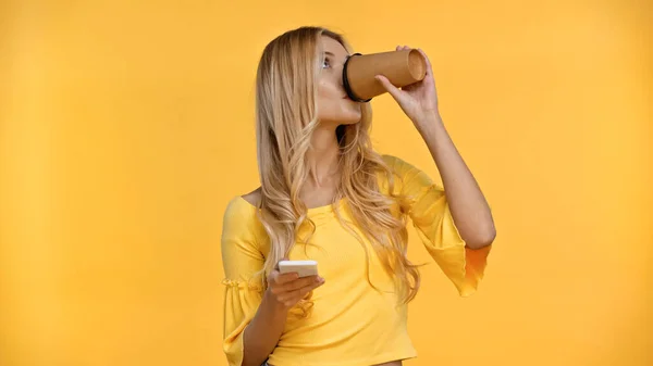 Blond Kvinna Dricker Kaffe För Att Och Hålla Smartphone Isolerad — Stockfoto