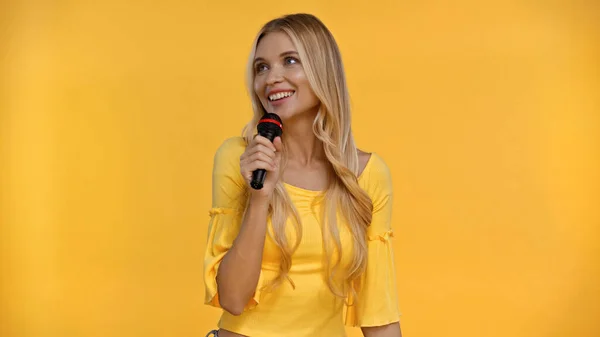 Mulher Loira Positiva Blusa Cantando Karaoke Isolado Amarelo — Fotografia de Stock