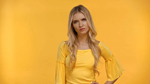 Niezadowolona Kobieta Bluzce Patrzy Kamerę Odizolowaną Żółto — Zdjęcie stockowe