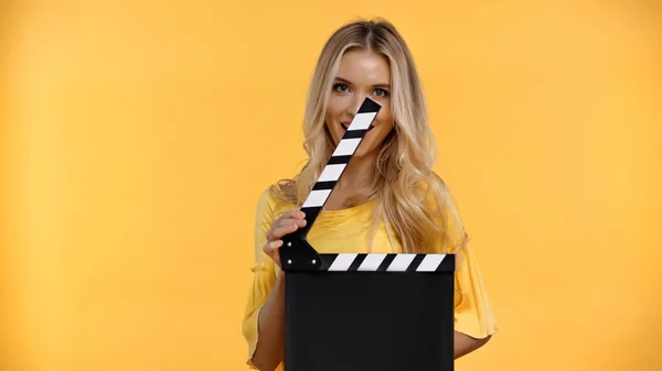 Mulher Loira Segurando Clapboard Isolado Amarelo — Fotografia de Stock