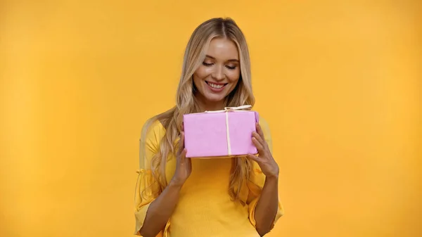 Mulher Loira Bonita Segurando Presente Isolado Amarelo — Fotografia de Stock