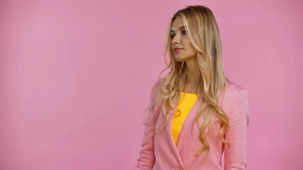 Blond Vrouw Jasje Weg Kijken Geïsoleerd Roze — Stockfoto