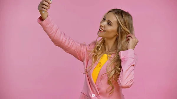 Gülümseyen Ceketli Sarışın Kadın Pembe Renkte Izole Edilmiş Akıllı Telefondan — Stok fotoğraf
