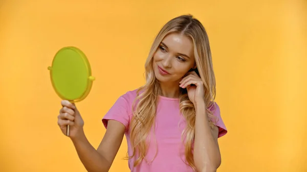 Mujer Rubia Mirando Espejo Aislado Amarillo — Foto de Stock