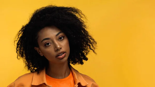 Jovem Afro Americana Com Cabelo Encaracolado Isolado Amarelo — Fotografia de Stock