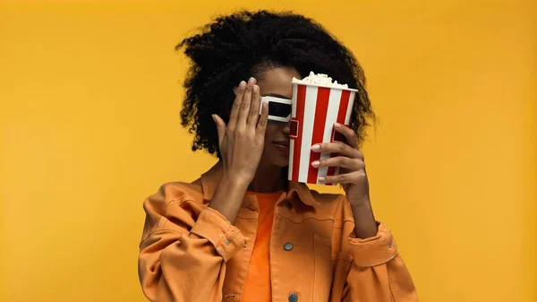 Mujer Afroamericana Asustada Gafas Sosteniendo Palomitas Maíz Cubo Viendo Película — Foto de Stock