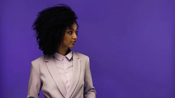 Jovem Mulher Negócios Afro Americana Blazer Olhando Para Longe Isolado — Fotografia de Stock