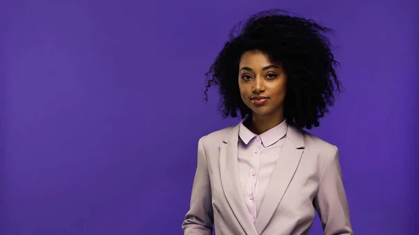 Piacere Afro Americana Donna Affari Blazer Guardando Fotocamera Isolata Viola — Foto Stock