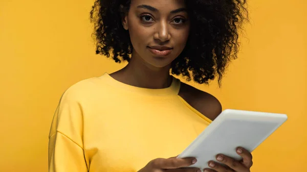 Encaracolado Afro Americano Mulher Segurando Tablet Digital Isolado Amarelo — Fotografia de Stock