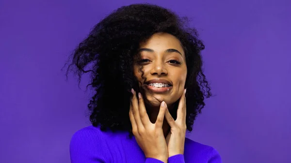 Mulher Americana Africana Feliz Com Aparelho Sorrindo Isolado Roxo — Fotografia de Stock