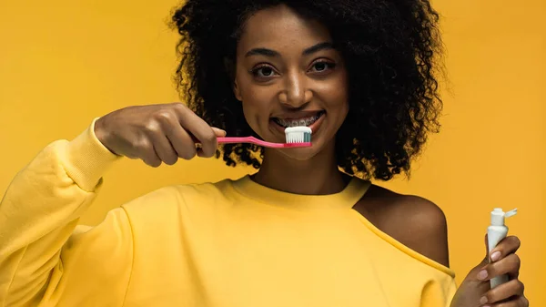 Mulher Afro Americana Com Aparelho Dentário Sorrindo Escovando Dentes Isolados — Fotografia de Stock