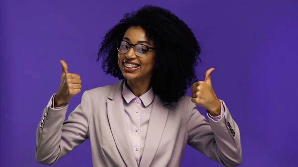 Szczęśliwy Afrykański Amerykański Bizneswoman Okulary Marynarka Pokazując Kciuki Górę Odizolowany — Zdjęcie stockowe