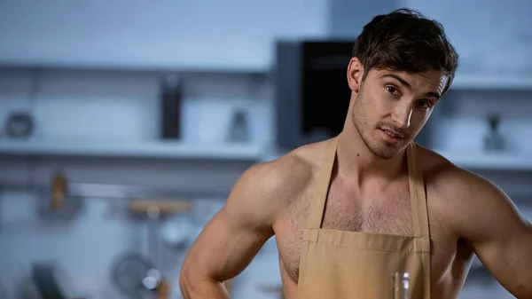 Muscular Man Apron Looking Camera Kitchen — Stock Photo, Image