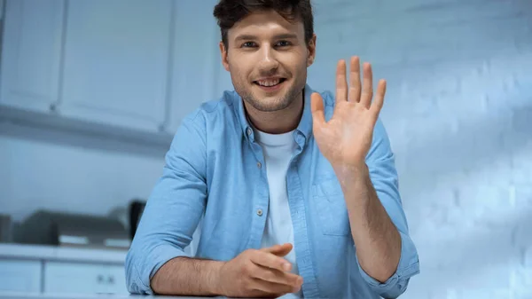Homem Feliz Olhando Para Câmera Acenando Mão Cozinha — Fotografia de Stock