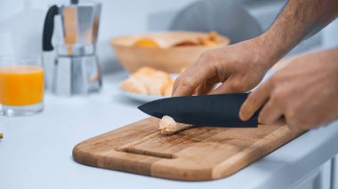 Mutfakta muz kesen adamın kısmi görüntüsü