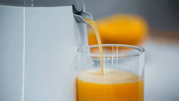 Свіжий Апельсиновий Сік Ллється Соковижималки Склянку — стокове фото