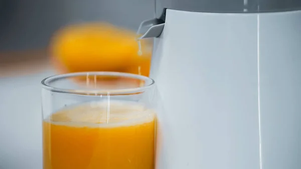 Close View Glass Orange Juice Electric Juicer — Stock Photo, Image