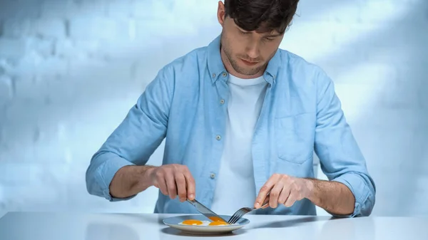 Muž Modré Košili Řezání Smažené Vejce Při Snídani Kuchyni — Stock fotografie