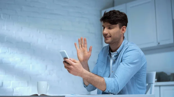 Gelukkig Man Zwaaien Hand Tijdens Video Oproep Smartphone Keuken — Stockfoto