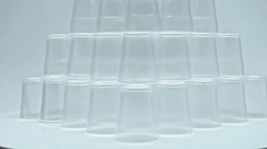 Plastik bardakların gri üzerindeki piramidi