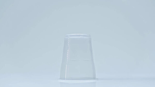 пластиковая чашка на сером фоне с копировальным пространством, экологическая концепция