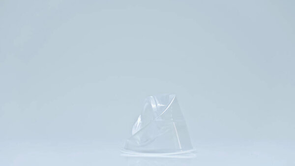 раскрошенная пластиковая чашка на сером фоне с копировальным пространством, экологическая концепция