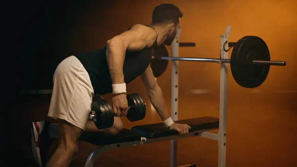 Atlético Desportista Formação Com Haltere Perto Barbell Fundo Escuro — Fotografia de Stock