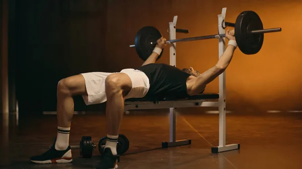 Sportsman Working Out Barbell Flat Bench Dark Background — Stock Photo, Image