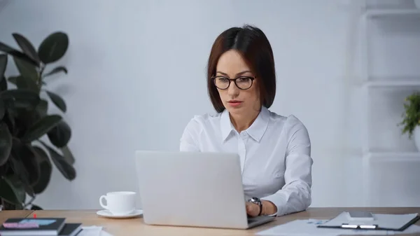 Brunette Woman Eyeglasses Working Laptop Office — Stock Photo, Image