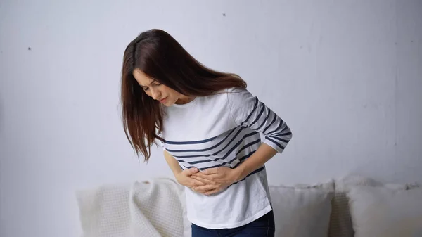 Verärgerte Frau Berührt Bauch Während Sie Unter Bauchschmerzen Leidet — Stockfoto