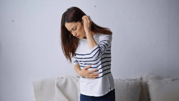 Mulher Morena Tocando Barriga Dolorosa Enquanto Sofre Dor Abdominal — Fotografia de Stock